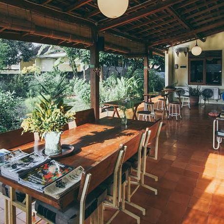 Suka jalan-jalan? Butuh tempat inap yang mewakili jiwa berpetualang?
Ke Bhumi Hostel Jogja saja! [Image source: agoda.com]