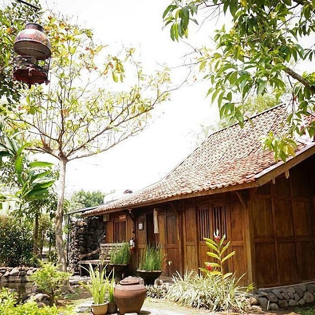[Repost from @rumahtembi]
Tembi Rumah Budaya, penginapan di mana anda bisa 'kabur' dari riuhnya kota. Relaksasikan pikiran dan jiwa anda di balai inap dengan arsitektur Jawa asli hanya di sini.
The place that will answer your question about how comfortable to love in Java is.